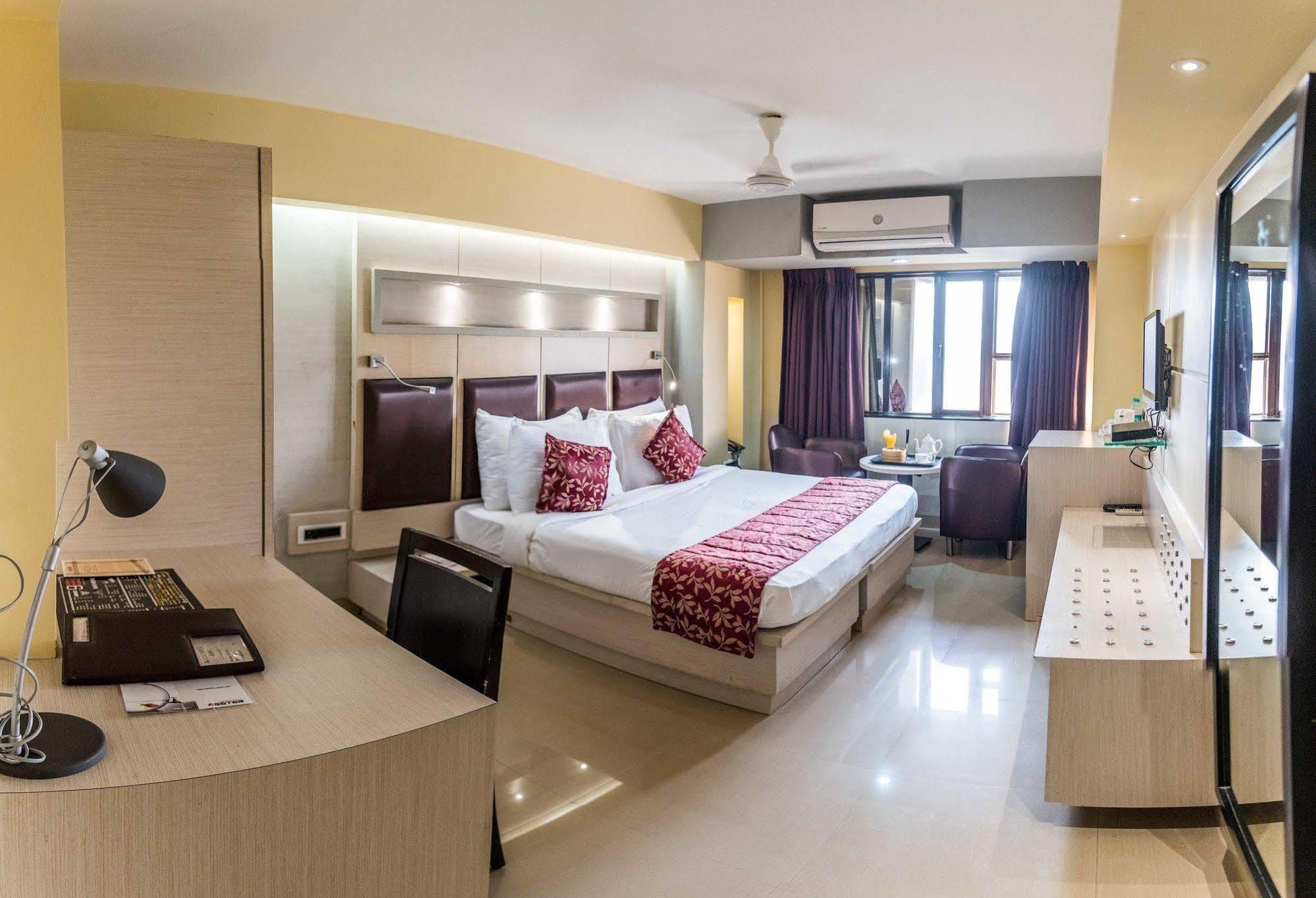 โฮเทล โอเรียนทัล เอสเตอร์ Hotel มุมไบ ภายนอก รูปภาพ